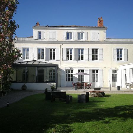 H De Surgeres Bed & Breakfast Luaran gambar