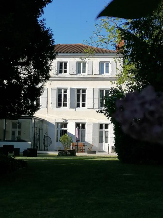 H De Surgeres Bed & Breakfast Luaran gambar