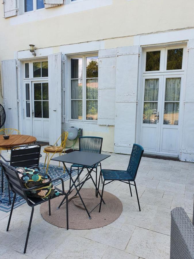 H De Surgeres Bed & Breakfast Luaran gambar