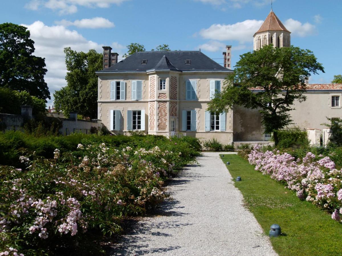 H De Surgeres Bed & Breakfast Luaran gambar