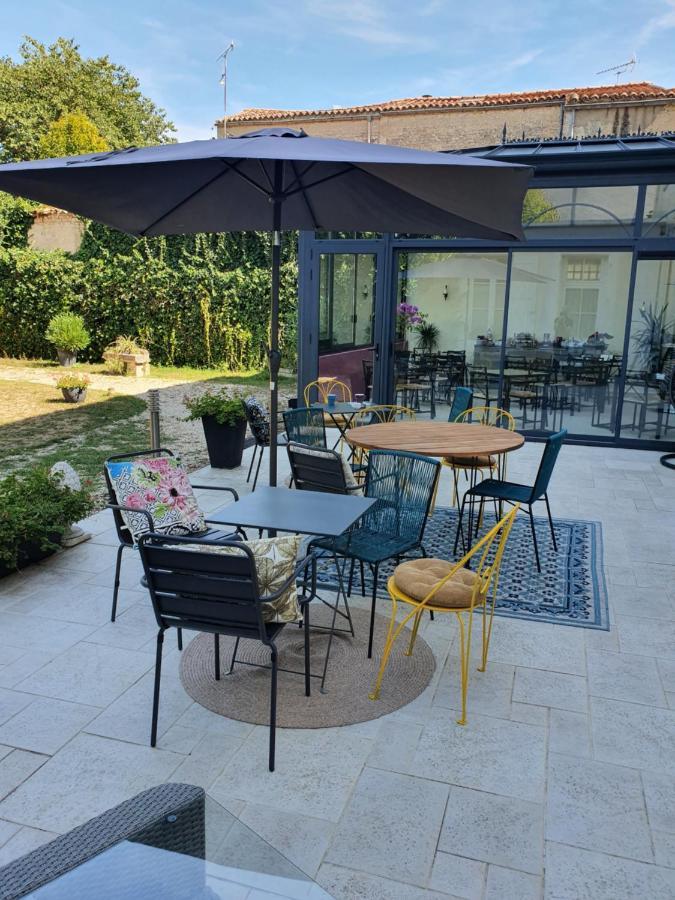H De Surgeres Bed & Breakfast Luaran gambar