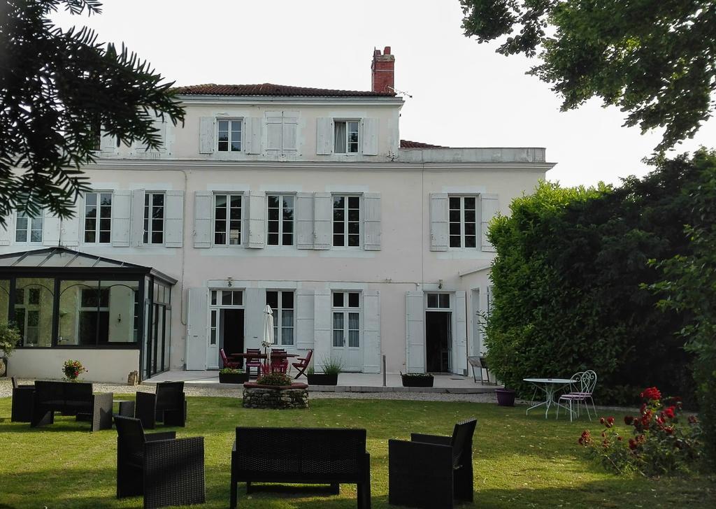 H De Surgeres Bed & Breakfast Luaran gambar