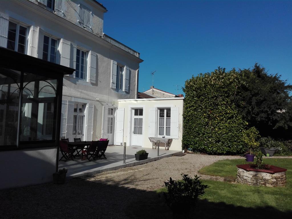 H De Surgeres Bed & Breakfast Luaran gambar